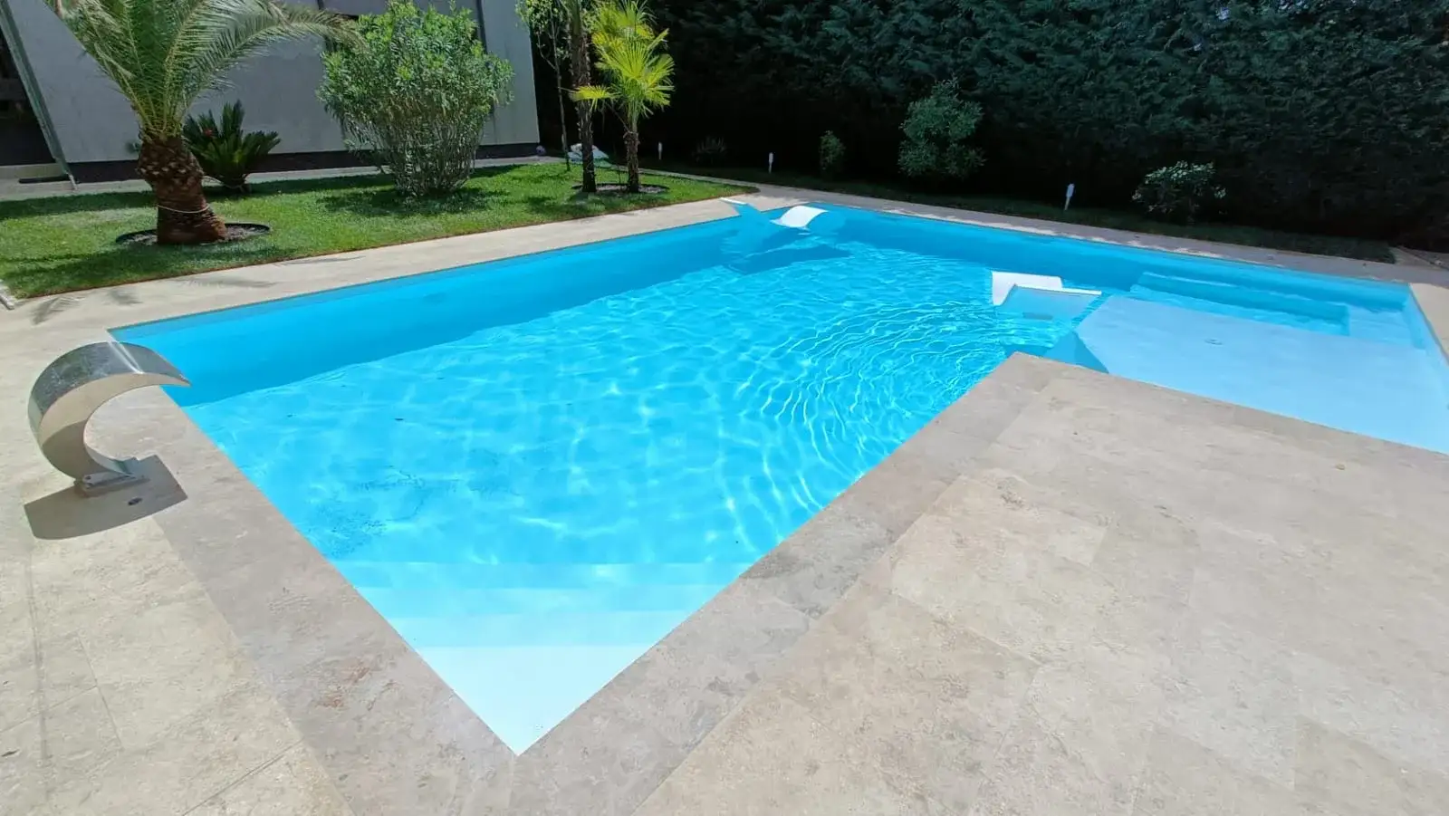 Piscină privată din Domnești, cu deck din lemn și zonă de relaxare