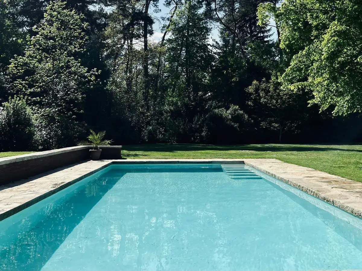 Piscină cu skimmere, detaliu de bordură și gura de aspirație